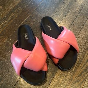 ROAM puffy sandals size 6/6.5